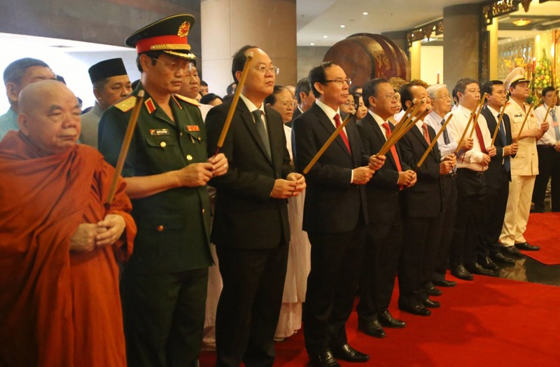 Los dirigentes de Ciudad Ho Chi Minh rinden tributo a los Reyes Hung. (Fotografía: VOV)
