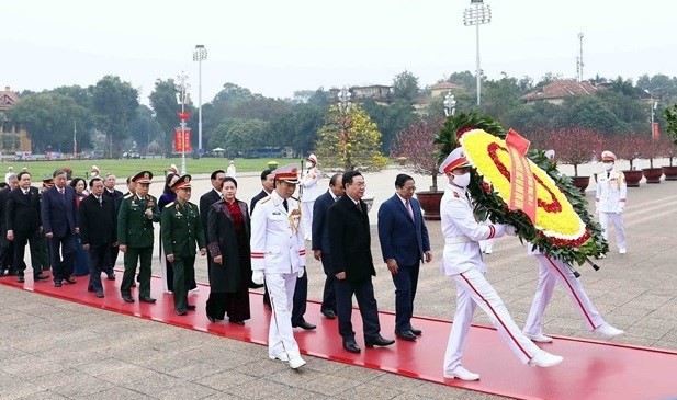 Dirigentes del Partido y Estado rinden homenaje al Presidente Ho Chi Minh. (Fotografía: VNA)