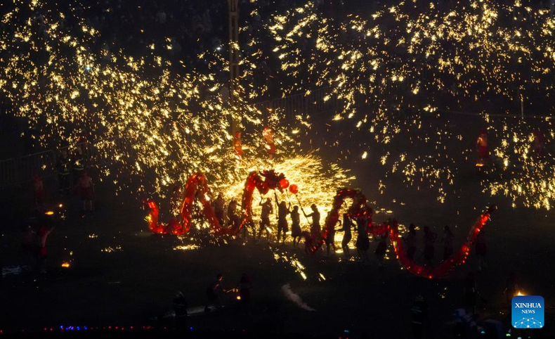 Espectáculos de danza del dragón de fuego para dar la bienvenida al Festival de Primavera en la ciudad china deChongqing. (Fotografía: Xinhua)