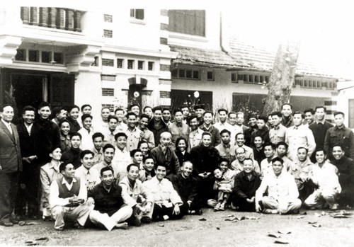 El tío Ho, otros dirigentes del Partido y el Estado posan junto a la población en la primavera de 1963. (Fotografía de archivo)