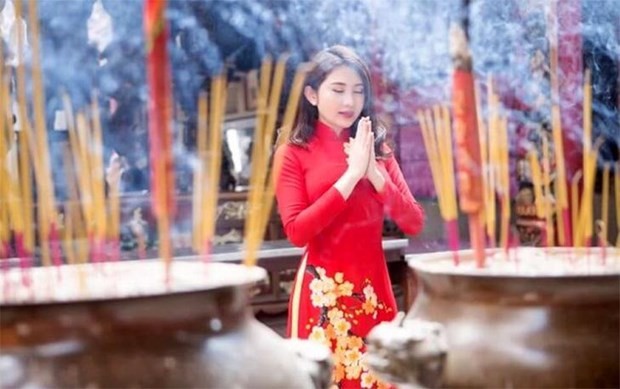 Los vietnamitas suelen acudir a las pagodas en los primeros días del Año Nuevo Lunar (Fotografía: VNA)