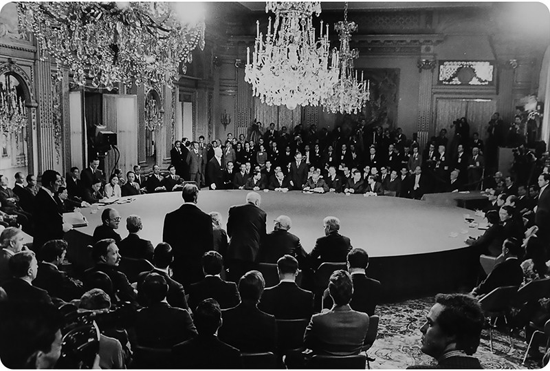Escena de la ceremonia oficial de firma de los Acuerdos de París el 27 de enero de 1973 en el Centro Internacional de Convenciones de Kléber, en París, Francia. (Foto: Centro Nacional de Archivos III, Comisión de Comunicación y Educación del Comité Central del Partido Comunista de Vietnam, Ministerio de Relaciones Exteriores de Vietnam)