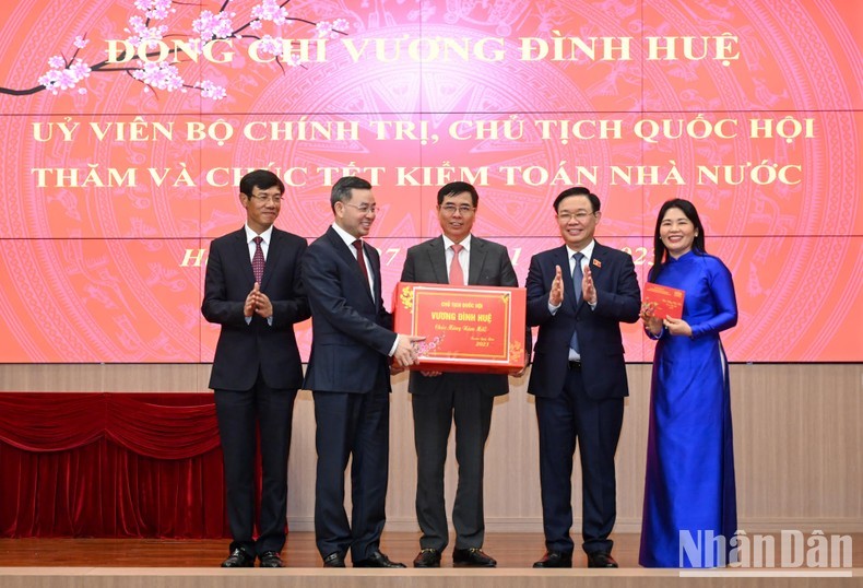 El presidente de la Asamblea Nacional de Vietnam, Vuong Dinh Hue, entrega regalos por el Tet a la Auditoría Estatal. (Fotografía: Nhan Dan)