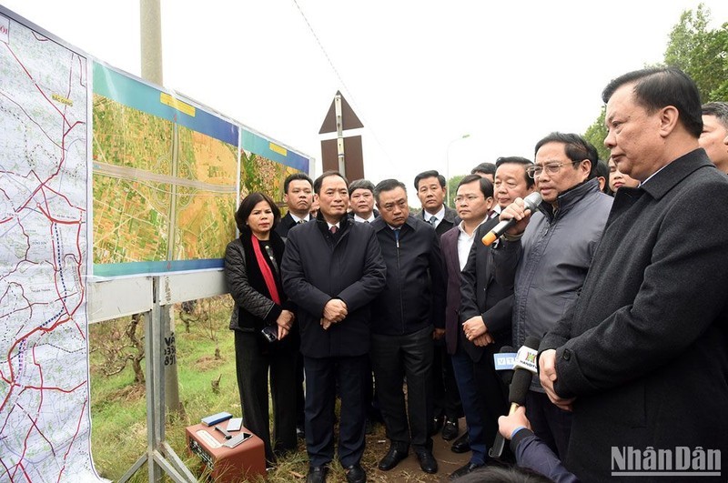 El primer ministro vietnamita, Pham Minh Chinh, inspecciona la construcción de la carretera de circunvalación 4 en la zona. (Fotografía: VNA)