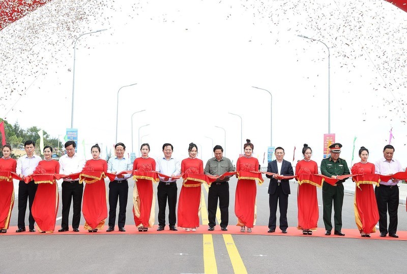 El primer ministro Pham Minh Chinh y los delegados cortan la cinta para inaugurar la ruta costera de la sección Cat Tien-My Thanh.