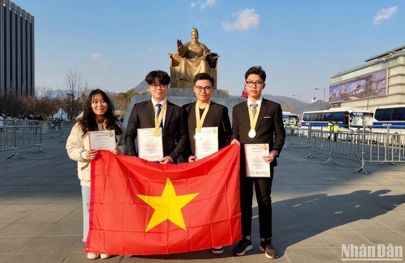 Cuatro alumnos de la escuela secundaria de élite Le Hong Phong ganan medallas de oro en la Olimpiada Mundial de Creatividad e Invención.