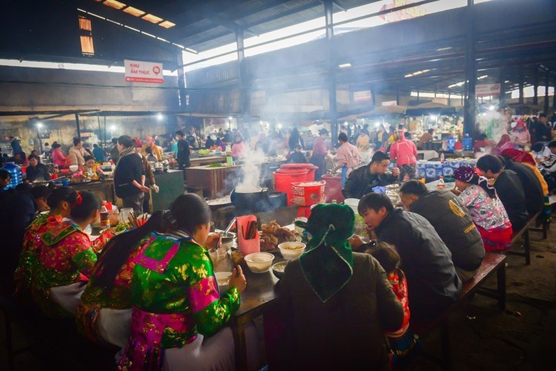 Área gastronómica en el Mercado de Meo Vac, en la provincia montañosa norteña de Ha Giang. 