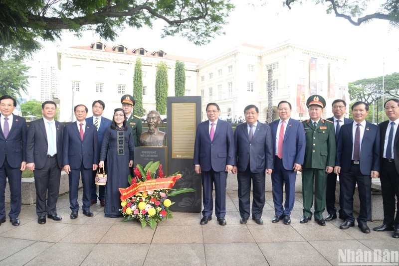 La delegación de alto rango de Vietnam ofrece flores para rendir tributo al Presidente Ho Chi Minh. 