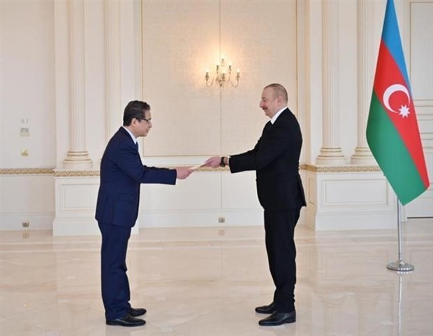 El embajador vietnamita en Rusia, concurrente en Azerbaiyán, Dang Minh Khoi, presenta cartas credenciales al presidente azerbaiyano, Ilham Aliyev. (Fotografía: VNA)