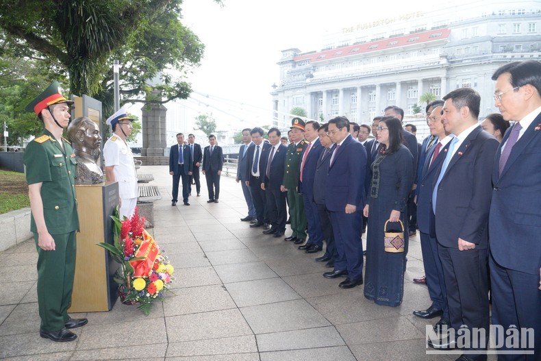 El primer ministro de Vietnam, Pham Minh Chinh, coloca ofrendas florales en el busto dedicado al Presidente Ho Chi Minh en el Museo de las Civilizaciones Asiáticas Singapur. (Fotografía: Nhan Dan)