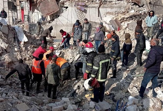 Las fuerzas de rescate buscan a las víctimas del terremoto (Fotografía: Xinhua/ VNA)