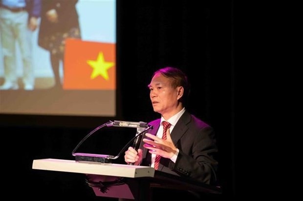 El embajador de Hanói en Ámsterdam, Pham Viet Anh, habla en el evento. (Fotografía: VNA)