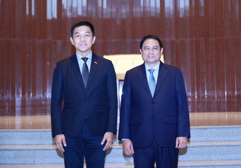 El primer ministro Pham Minh Chinh y el presidente del Parlamento de Singapur, Tan Chuan-Jin (Fotografía: VNA)