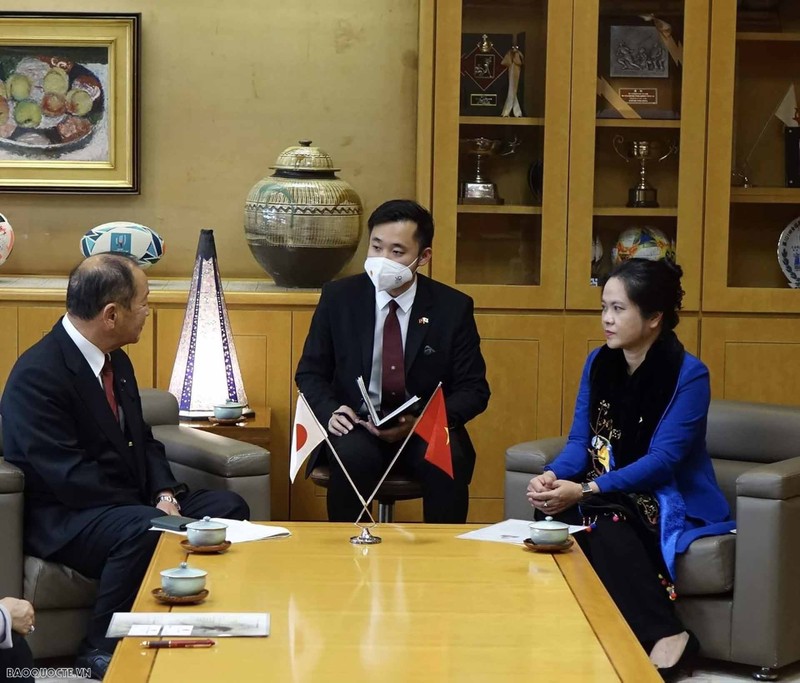 La cónsul general de Vietnam en Fukuoka, Vu Chi Mai, se reúne con el gobernador de la prefectura japonesa de Oita, Hirose Katsusada. (Fotografía: baoquocte.vn)