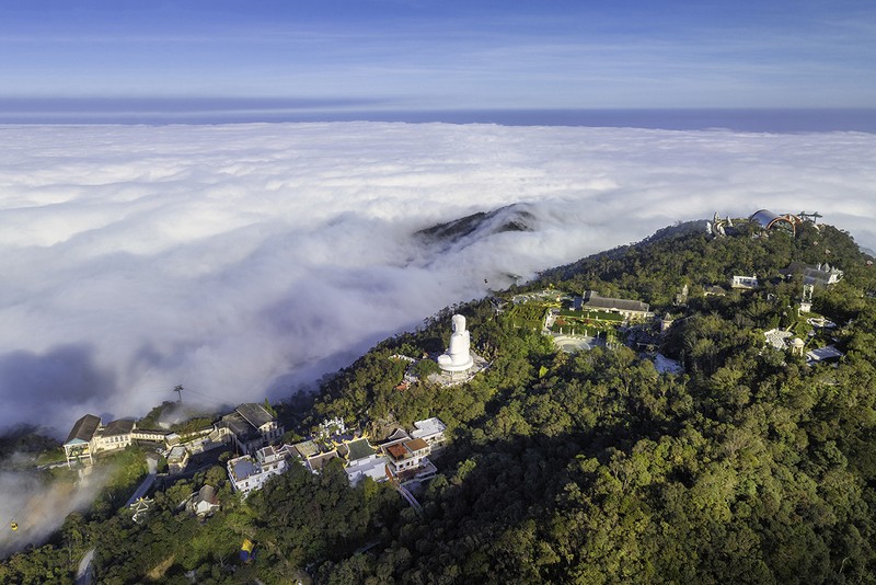 Nubes blancas cubren la cima de Ba Na, extendiéndose hasta el horizonte.