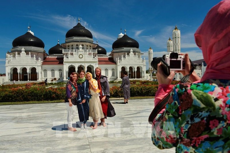 Turistas extranjeros visitan la Gran Mezquita Baiturrahman, Indonesia. (Fotografía: AFP/VNA)