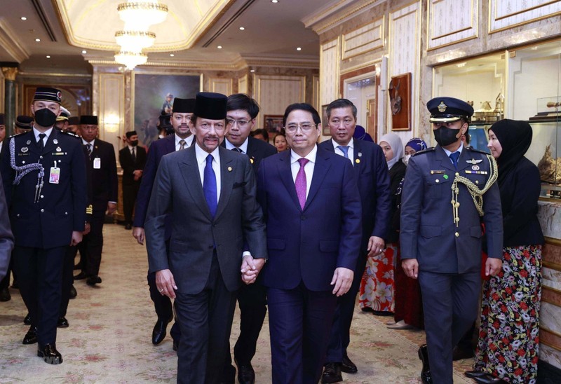 El primer ministro vietnamita, Pham Minh Chinh, y el Sultán de Brunei, Haji Hassanal Bolkiah. (Fotografía: VNA)