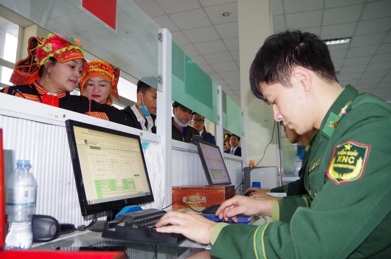 En trabajo personal de aduana vietnamita en puesto fronterizo Ma Lu Thang (Fotografía: Nhan Dan)