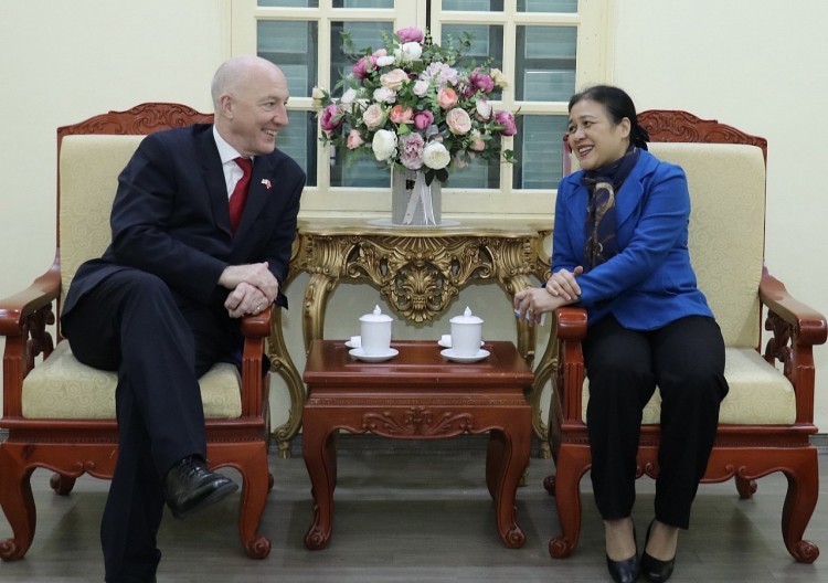 La presidenta de la VUFO, Nguyen Phuong Nga, recibe a Mark Kent, exembajador británico en Vietnam. (Fotografía: thoidai.com.vn)