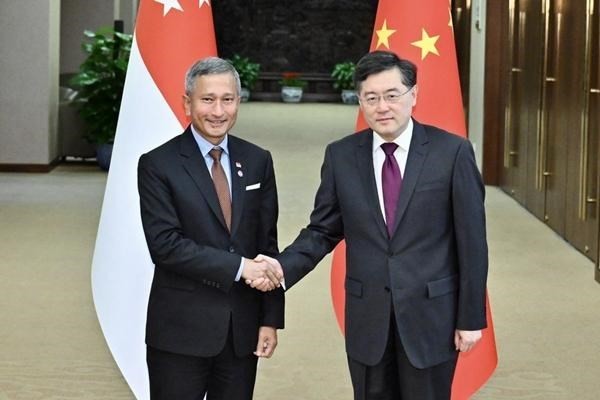 El ministro de Relaciones Exteriores de Singapur, Vivian Balakrishnan, y su par chino Qin Gang (Fotografía: Xinhua)