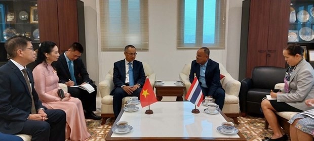 El embajador vietnamtia en Tailandia, Phan Chi Thanh, y se reunió con Narong Wun Siew, gobernador de la provincia tailandesa de Phuket (Fotografía: Embajada de Vietnam en Tailandia)
