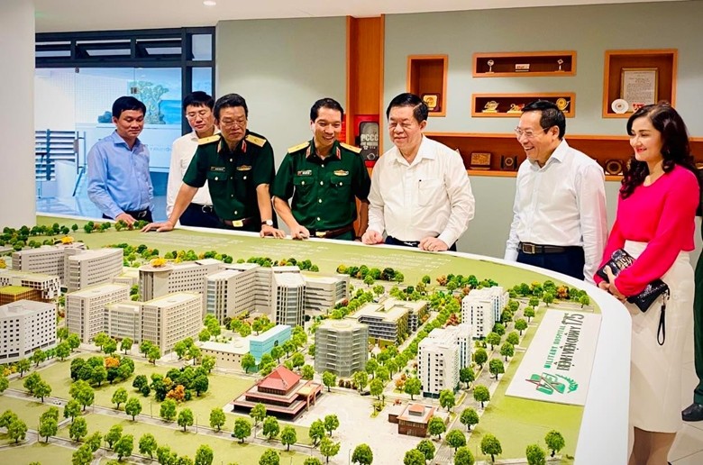 El secretario del Comité Central del Partido Comunista de Vietnam y jefe de su Comisión de Propaganda y Educación, Nguyen Trong Nghia, en el Hospital Militar Médico 175 (Fotografía: VNA)