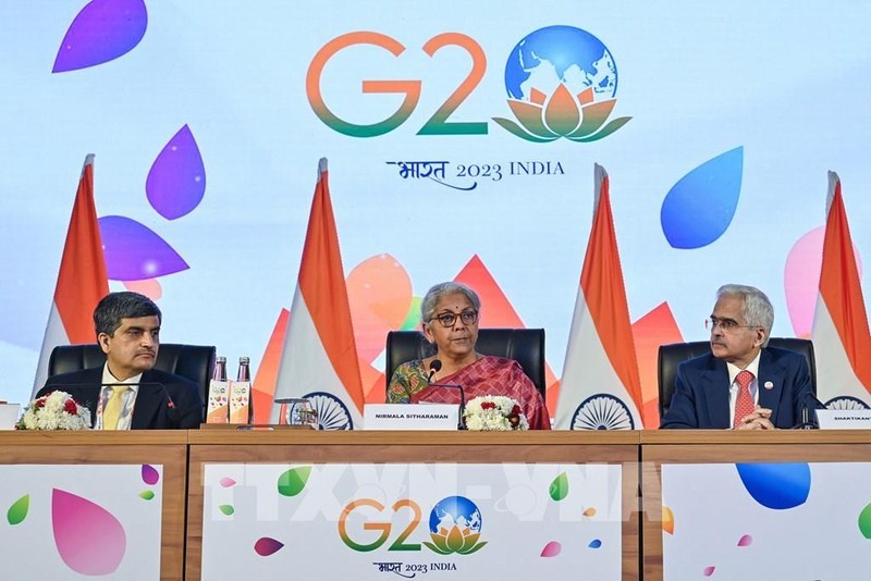 La ministra de Finanzas de la India, Nirmala Sitaraman (centro), interviene en una conferencia de prensa después de la reunión del G20, organizada en la ciudad india de Bangalore, el pasado 25 de febrero (Fotografía: AFP/VNA) 
