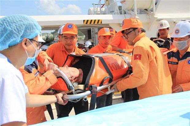 Rescatan a tripulante extranjero con ataque cardíaco en aguas vietnamitas (Fotografía: VNA)
