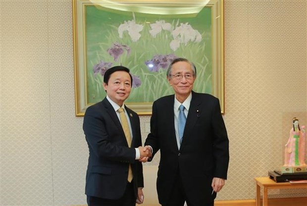 El viceprimer ministro de Vietnam Tran Hong Ha y el presidente de la Cámara de Representantes de Japón, Hiroyuki Hosoda (derecha) (Fotografía: VNA)