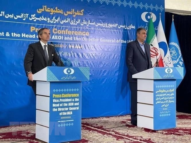 El director del Organismo Internacional de Energía Atómica, Rafael Grossi, y el jefe de la Organización de Energía Atómica de Irán, Mohammad Eslami, en una conferencia de prensa el 4 de marzo. (Fotografía: IRNA/VNA)