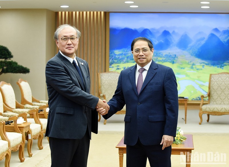 El primer ministro de Vietnam, Pham Minh Chinh y el secretario general de la Secretaría de Seguridad Nacional de Japón, Akiba Takeo.