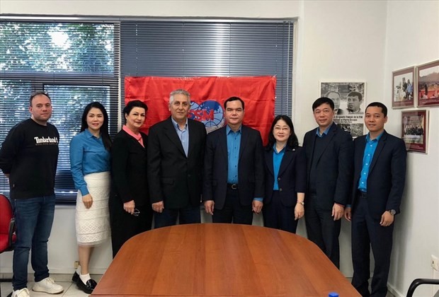 El presidente honorario de la Federación Sindical Mundial, George Mavrikos, recibe a la delegación de la Confederación General del Trabajo de Vietnam. (Fotografía: VNA)