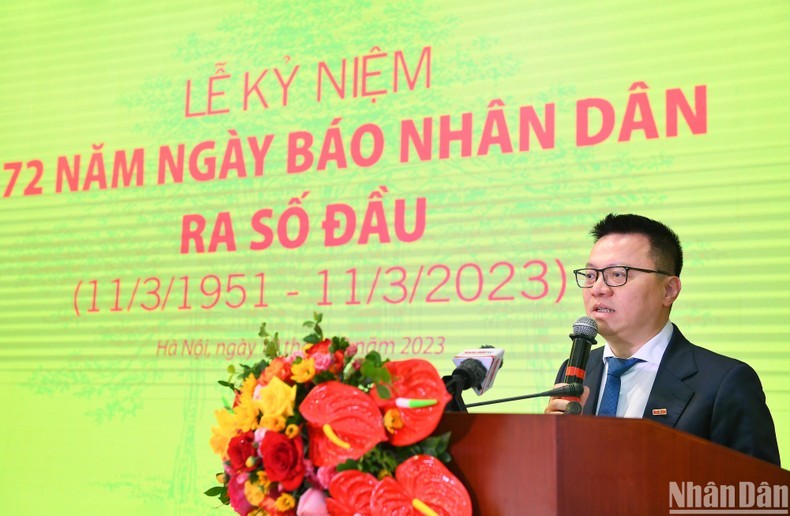 Le Quoc Minh, presidente-editor del diario Nhan Dan, subjefe de la Comisión de Comunicación y Educación del Comité Central del PCV y titular de la Asociación de Periodistas del país, habla en el evento. 