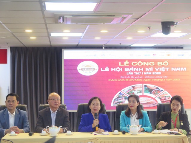 La presidenta de la Asociación de Turismo de Ciudad Ho Chi Minh, Nguyen Thi Khanh, anuncia la organización del evento. (Fotografía: VGP)
