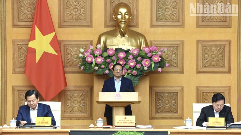 El primer ministro Pham Minh Chinh preside la reunión.