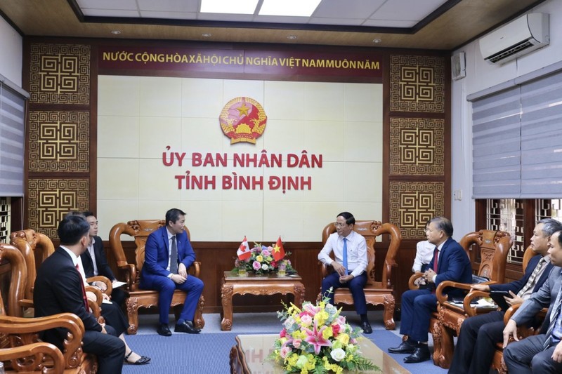 El presidente del Comité Popular de Binh Dinh, Pham Anh Tuan, recibe al Bonnet Huor, director del Departamento de Desarrollo Económico, Oficina del Alcalde de la ciudad canadiense de Lava. (Fotografía: binhdinh.gov.vn)