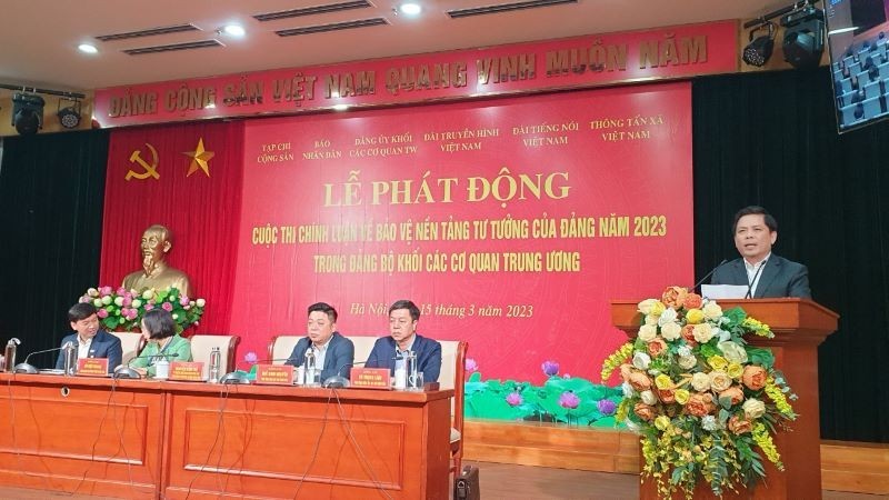 Nguyen Van The, secretario del Comité partidista en el Bloque de los Órganos Centrales habla en la ceremonia de lanzamiento del concurso. 