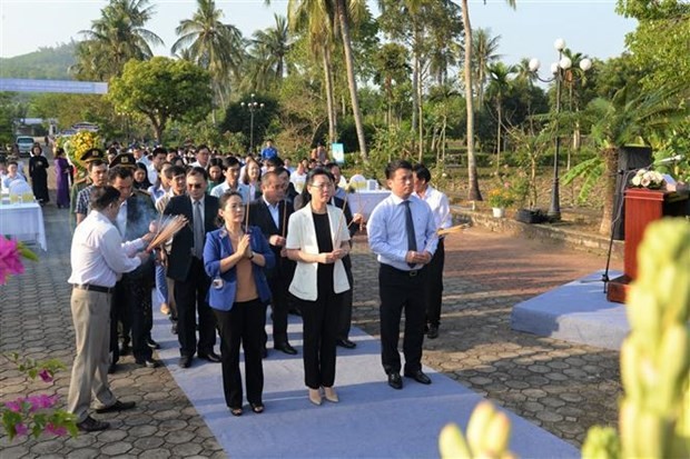 Dirigentes de Quang Ngai colocan inciensos en la zona de reliquia de Son My. (Fotografía: VNA)