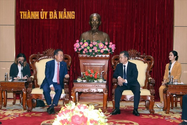 Nguyen Van Quang (derecha), secretario del Comité del PCV en la ciudad de Da Nang recibe a Hong Joon-pyo, alcalde de Daegu. (Fotografía: VNA)