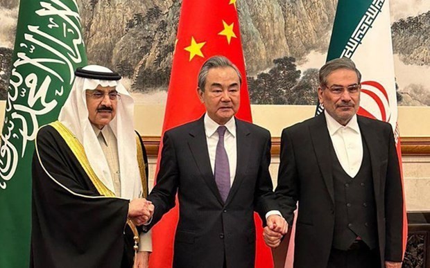 Desde la izquierda: el asesor de seguridad nacional de Arabia Saudita, Musaad bin Mohammed al-Aiban, el director de la Oficina de la Comisión de Asuntos Exteriores del Comité Central del Partido Comunista de China, Wang Yi, y el secretario del Consejo Supremo de Seguridad Nacional de Irán, Ali Shamkhani. (Fotografía: Reuters/VNA) 
