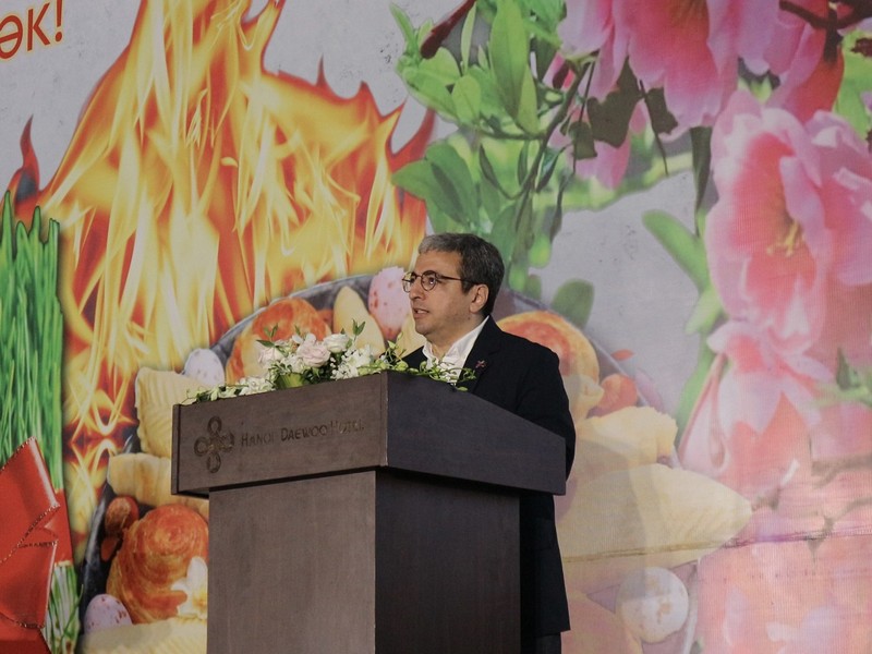 El embajador de Azerbaiyán en Hanói, Shovgi Mehdizade, habla en el acto.(Fotografía: thoidai.com.vn)