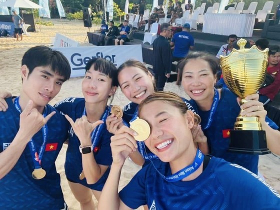 Medallas de oro para miembros de la selección vietnamita de balonmano playa femenino (Fotografía: BONGNEM.VN)