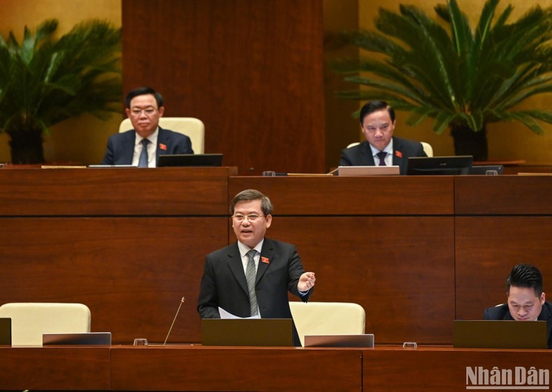 El jefe de la Fiscalía Popular Suprema, Le Minh Tri, en la sesión de interpelación del Comité permanente de la Asamblea Nacional de Vietnam (Fotografía: Nhan Dan)
