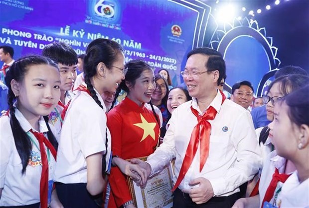El presidente vietnamita, Vo Van Thuong, felicita a niños destacados en movimiento "Mil Buenas Acciones" (Fotografía: VNA)