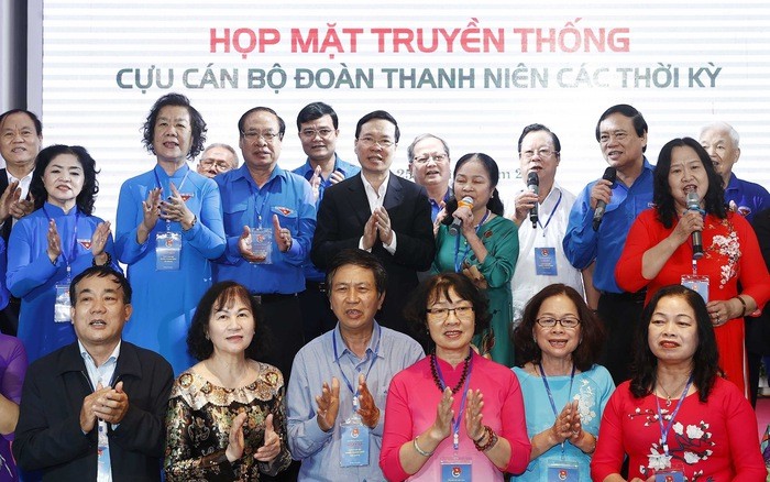 El presidente Vo Van Thuong se reunió con cerca de 400 ex funcionarios de la Unión de Jóvenes Comunistas Ho Chi Minh (Fotografía: VNA)