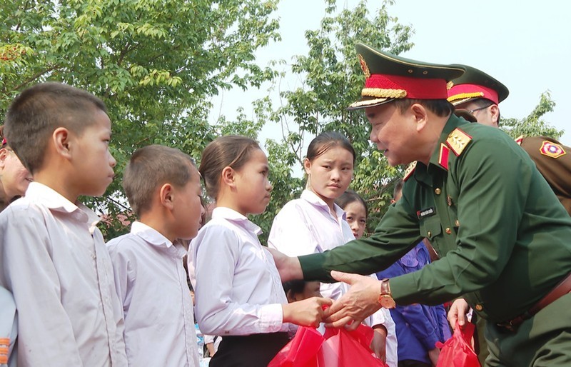 El viceministro de Defensa de Vietnam, Hoang Xuan Chien entrega obsequios a estudiantes laosianos. 