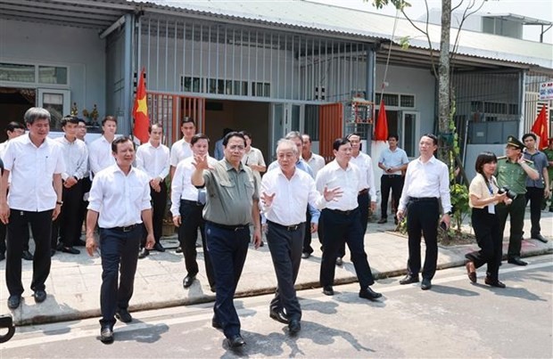 El primer ministro vietnamita, Pham Minh Chinh, realiza una visita de inspeccionar áreas de reasentamiento del proyecto de liberación de terreno de la primera región de la Ciudadela Hue. (Fotografía: VNA)