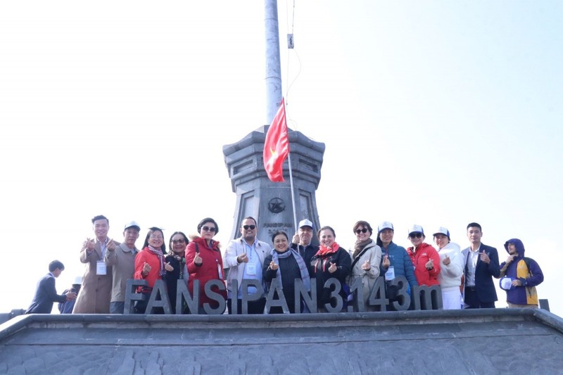 La visita forma parte del programa Intercambio de Amistad Internacional 2023. Con tres mil 141 metros sobre el nivel del mar, Fansipan es la montaña más alta de Vietnam. En la foto, la presidenta de la Unión de Organizaciones de Amistad de Vietnam (VUFO), Nguyen Phuong Nga, y los delegados en el sitio donde se iza la bandera nacional.