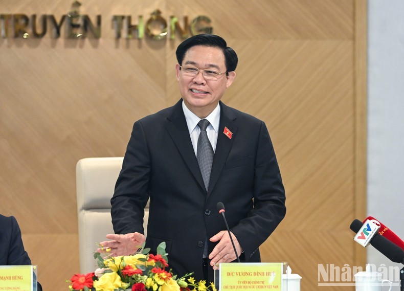 El presidente de la Asamblea Nacional de Vietnam, Vuong Dinh Hue, habla en la reunión (Fotografía: Nhan Dan)