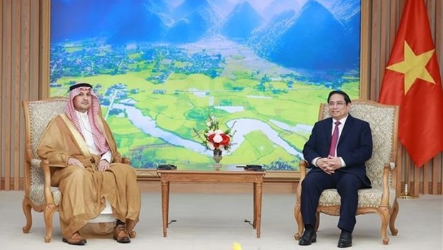 El embajador saudí, Mohammed Ismaeil A. Dahlwy, fue recibido en Hanói por el primer ministro de Vietnam, Pham Minh Chinh. (Fotografía: VNA)